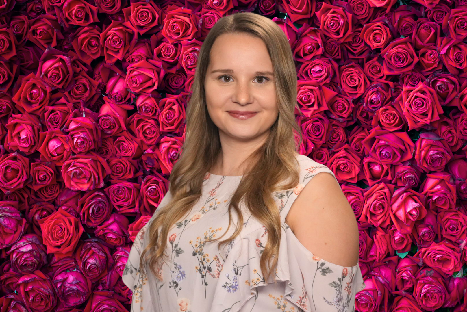 Frau posiert vor einer eleganten Rosenwand nach dem Greenscreen-Wechsel