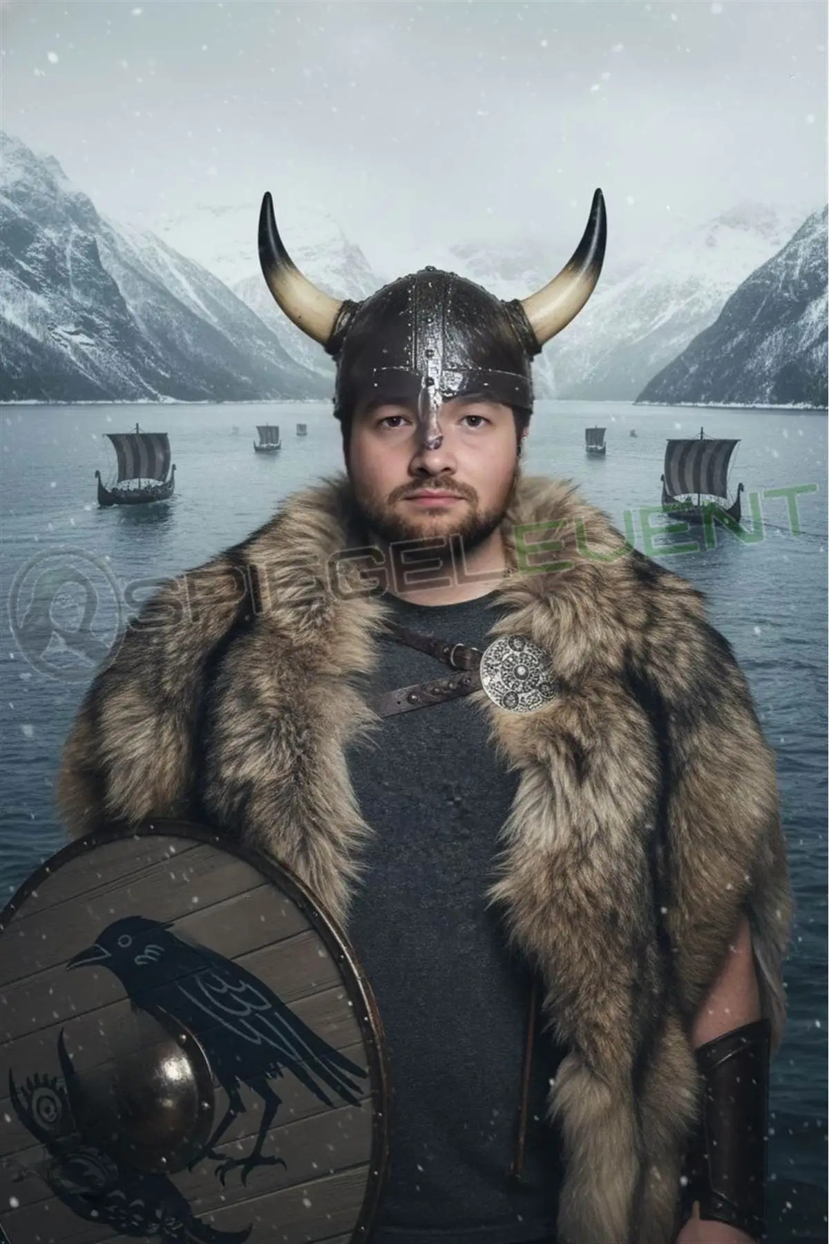 Mann als Wikinger mit Hörner Helm und Pelzmantel am Meer, AI Portrait Magic Mirror