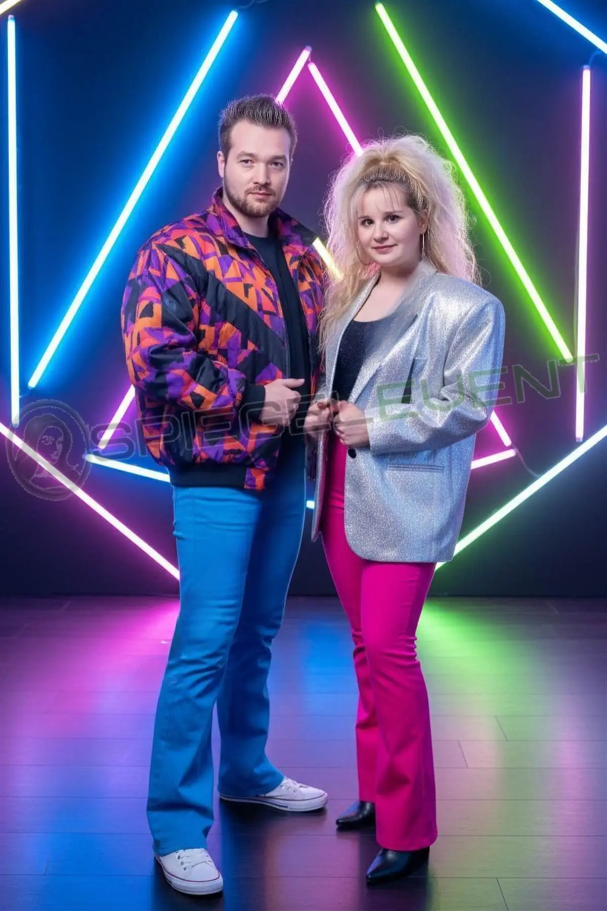 Pärchen im 80er Jahre Disco Look mit Vintage Klamotten und Retro Frisuren