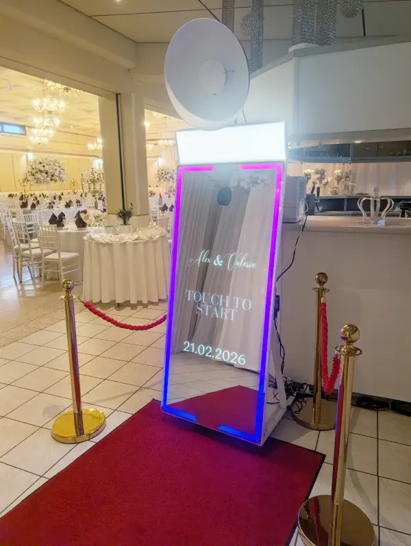 Premium Fotospiegel mit rotem Teppich und VIP Personenleitsystem in Hochzeitslocation aufgestellt
