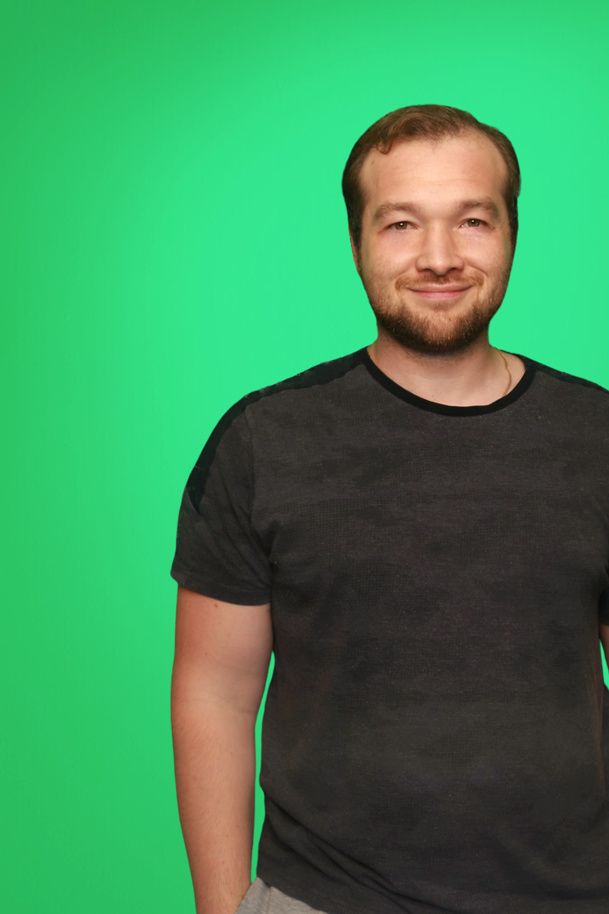Mann posiert vor der grünen Greenscreen-Wand am Premium Fotospiegel