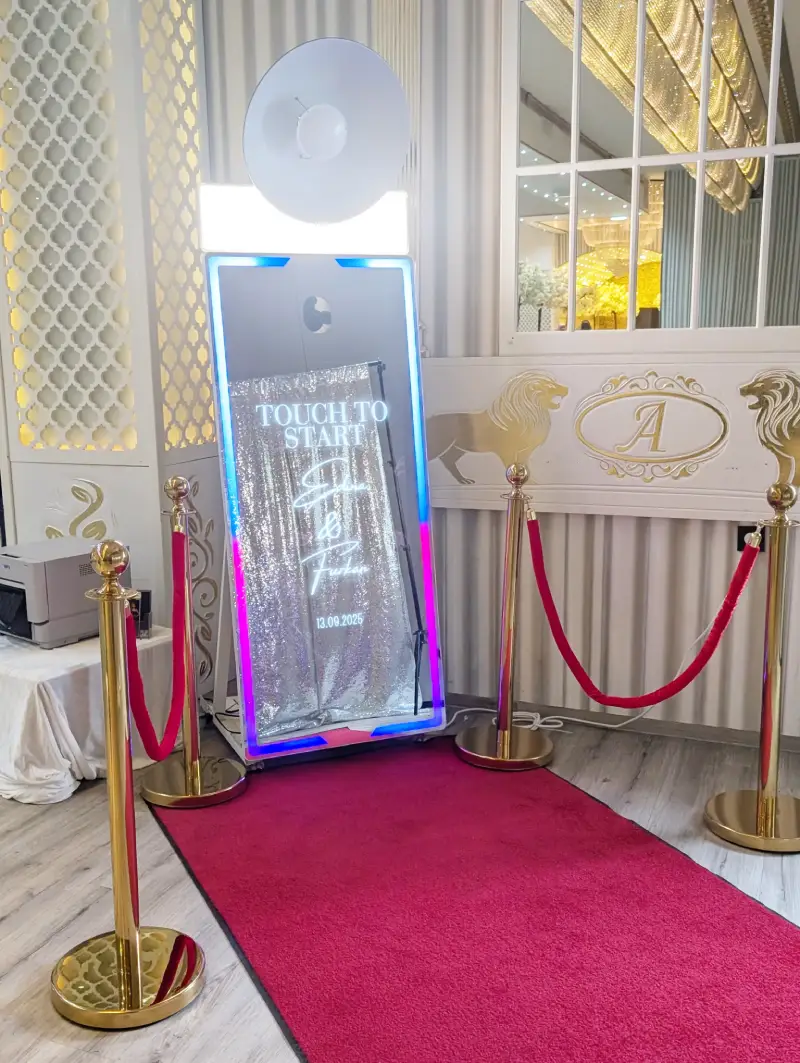 Spiegel Fotobox mit rotem Teppich und Personenleitsystem in eleganter Hochzeitslocation